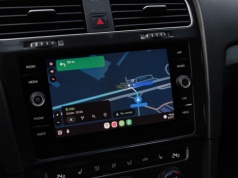 Google przyspiesza wdrażanie Gemini do Android Auto. Użytkownicy narzekają na „nadpobudliwość”