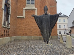 21 lat temu to miejsce tonęło w zniczach i łzach