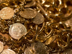 Hydraulik zwrócił uwagę na przewód wystający z podłogi. Ten doprowadził go do skarbu wartego miliony