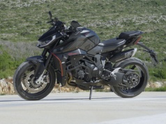 QJ Motor SRK 921: Surowy charakter z włoskim rodowodem