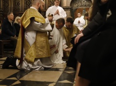 Kard. Grzegorz Ryś na Wawelu w Wielki Czwartek: „Umywanie nóg to fundament wiary” (Galeria)