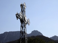 Rocznica śmierci Jana Pawła II: zamiast Giewontu rozświetlono krzyż w Poroninie