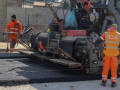 Trwa układanie nawierzchni na rondzie ks. Pecolta i ul. Wolborskiej