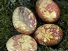 Jak zabarwić pisanki wielkanocne? Nie wyrzucaj tego do kosza! To sposób uwielbiany przez babcie