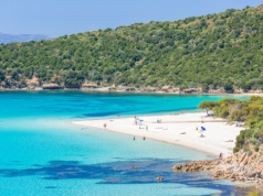 Najpiękniejsza plaża w Europie? Mówią o niej rajska wyspa. Skały i turkusowa woda zachęcają