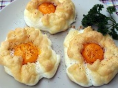 Wyglądają jak z drogiej restauracji, a kosztują grosze. Tak podane jajka są lżejsze niż omlet