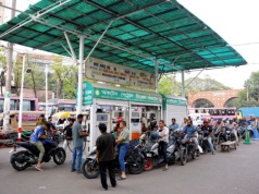 Wojna i braki paliwa wywołują panikę w Azji. Napady, zabójstwa i protesty