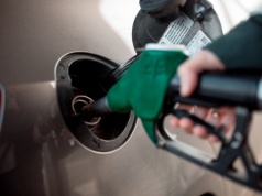 Z tą kartą płacisz mniej za tankowanie. Pokazujesz i masz nawet 15 groszy taniej na litrze