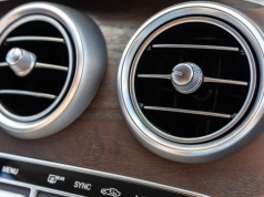 Odgrzybianie klimatyzacji w aucie. Wystarczy 20 zł i 15 minut