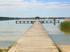 Największe takie w Polsce. Wyjątkowe jezioro niedaleko Szczecina. Atrakcje przyciągają tłumy