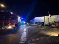 Wypadek na obwodnicy Dobrodzienia. 19-latek przejechał na czerwonym, cztery osoby w szpitalu