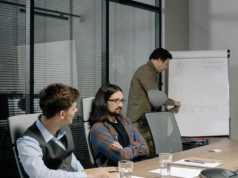 Większość pracowników nie czuje bezpieczeństwa psychologicznego w zespołach. To zagrożenie dla innowacyjności firm