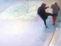 Brutalnie zaatakował spacerującą kobietę w sercu stolicy – zareagował śródmiejski policjant idący na służbę