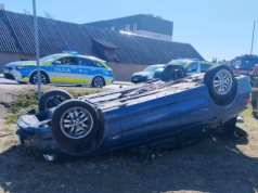 BMW dachowało koło Biedronki. 20-latek nie zapanował nad autem na łuku drogi krajowej