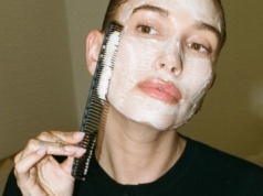 Krem nakładany na twarz grzebieniem? Eksperci ostrzegają przed nowym trendem w pielęgnacji wylansowanym przez Hailey Bieber