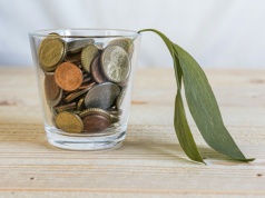 Wady lokat i kont oszczędnościowych mogą stać się ich zaletami. Szczególnie teraz