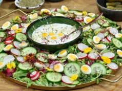 Wielkanocny wieniec na stole. Ta sałatka zachwyca wyglądem i smakiem