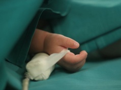 Niemowlak z licznymi obrażeniami przywieziony do szpitala. Policja zatrzymała dwie osoby