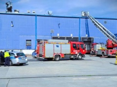 Włamywacze na dachu hali. Policja użyła podnośnika