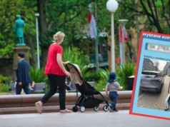 Kierowcy parkują gdzie chcą i jak chcą. Rodzice z wózkami płacą za to codziennie