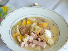 Tak przygotujesz żurek, a tak biały barszcz. To podstawa świątecznej zupy