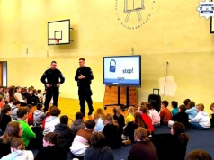 Spotkanie profilaktyczne dzielnicowych z uczniami w Krzyżanowicach