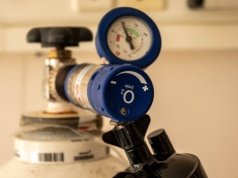 Oxygenium w zestawie przeciwwstrząsowym. Zieliński: skąd wziąć ten darmowy tlen?