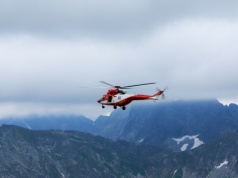 Ewakuacja turystów ze schroniska w Tatrach. Akcja śmigłowca TOPR