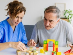 Ten objaw demencji długo ignorowano. Pojawia się szybciej niż utrata pamięci