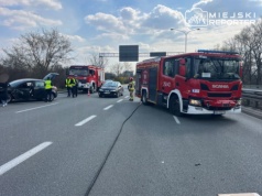 Zderzenie trzech aut na Wisłostradzie. Poszkodowana 7-latka. Trzy pasy zablokowane