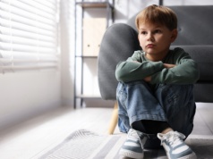 Kiedy dziecko może zostać samo w domu? W UK to nie wiek jest najważniejszy