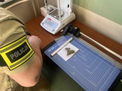 Spowodował kolizję z autami i uderzył w mury klasztoru. Miał narkotyki