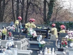 Kobieta wpadła do grobu. Uratowali ją strażacy