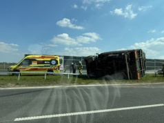Kraksa na S-1. Wojskowa ciężarówka przewrócona na bok. Utrudnienia w obu kierunkach