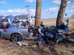 Dwa wypadki w powiecie lęborskim. 81-latek stracił przytomność za kierownicą, BMW na drzewie