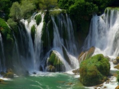 Wodospady Kravica na rzece Trebizat. Rajskie kąpielisko w południowej Bośni