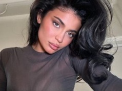 Pokazała flower gem nails. Alternatywa dla minimalistycznego manicure'u na wiosnę