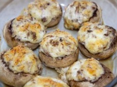 Zamiast faszerować jajka, sięgam po pieczarki. Ze stołu znikają z prędkością światła