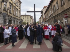 Ścisły post w Wielki Piątek. Odmówienie sobie mięsa to nie jedyne wyrzeczenie
