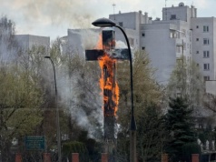 Dramat w Wielki Piątek. Płonie drewniany 17-metrowy Krzyż Papieski na Mokotowie! Trwa akcja gaśnicza