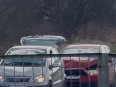 Zderzenie dwóch aut w Alei Jana Pawła. Klasyczne najechanie na tył.