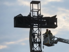 Spłonął historyczny krzyż w Warszawie! Był związany z Janem Pawłem II