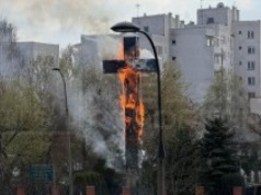 Pożar wielkiego krzyża papieskiego w Warszawie