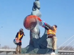 Sąd wydał wyroki za oblanie Syrenki czerwoną farbą: po pół roku prac społecznych i 33 tysiące złotych kary (choć czyszczenie kosztowało 360 tysięcy)