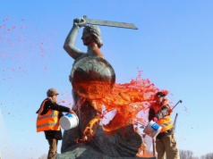 Jest wyrok w sprawie oblania farbą Syrenki. Ostatnie Pokolenie ukarane
