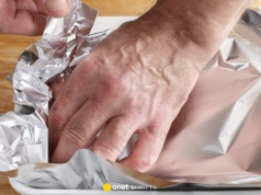 Tych produktów nie wolno owijać folią aluminiową. Powód jest ważny