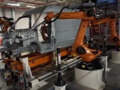 Drony i pojazdy opancerzone zamiast Porsche czy Mercedesów. Motoryzacja szuka ratunku w zbrojeniówce