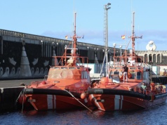 Łódź typu cayuco eskortowana do portu na wyspie El Hierro