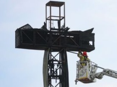 Pożar krzyża w Warszawie. Proboszcz parafii przekazał, co dalej