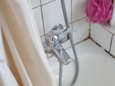 Jak szybko umyć łazienkę? Idealny patent na Wielkanoc. Ten domowy sposób działa w kilka minut